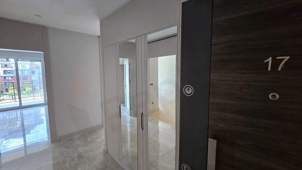 Beylikdüzü'nde modern ve geniş tasarıma sahip bir dairenin aydınlık koridoru.