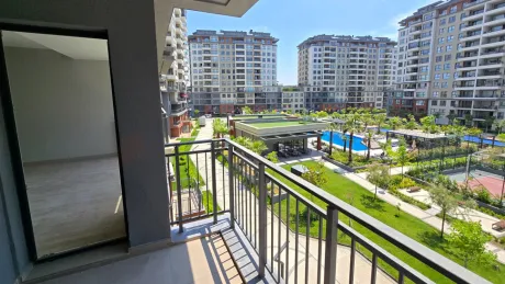 Beylikdüzü'nde İç Avlu ve Havuz Manzaralı, Çift Balkonlu 4+1 Aile Dairesi