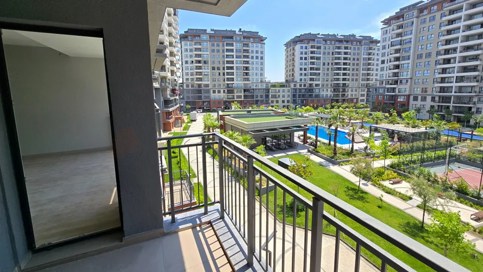İstanbul Beylikdüzü'nde modern bir binanın geniş ve ferah balkon görünümü.