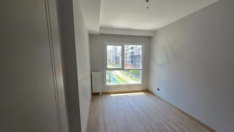 İstanbul Beylikdüzü'nde lüks bir dairenin modern ve geniş tasarımlı yatak odası görseli.