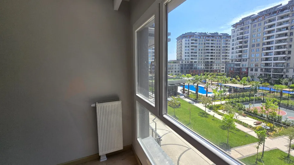 İstanbul Beylikdüzü'nde binalar ve çevre düzenlemesini içeren şehir manzarası.