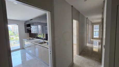 Modern tasarımlı, ahşap detaylı daire içi merdiven görünümü.