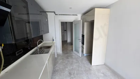 Modern tasarımlı, geniş ve aydınlık mutfak alanı.