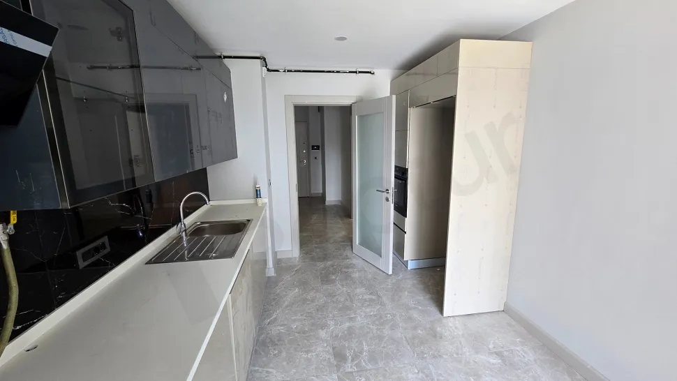 Modern tasarımlı, geniş ve aydınlık mutfak alanı.