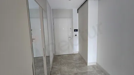 Modern tasarımlı bir dairenin giriş kapısı ve antre bölümü.