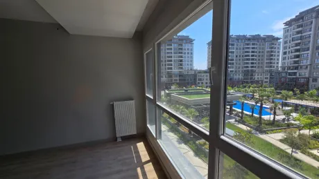 Modern ve geniş bir daire balkonu görünümü