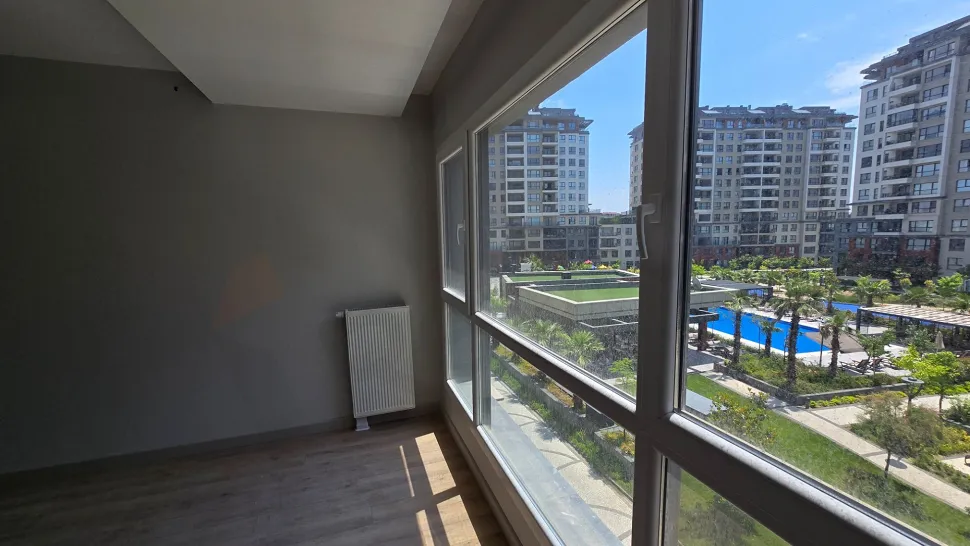 Modern ve geniş bir daire balkonu görünümü