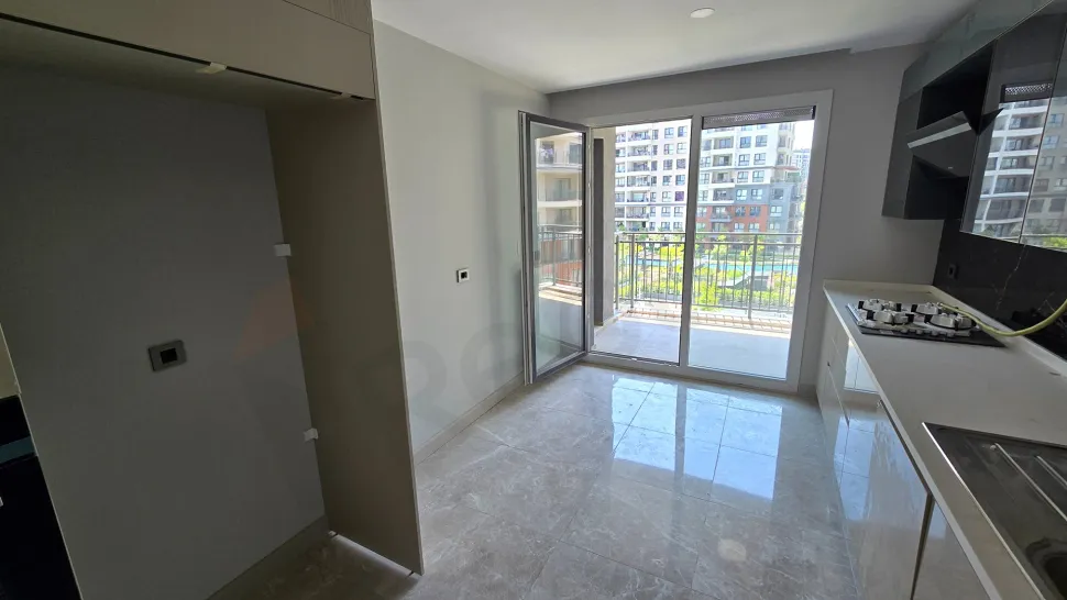 Modern bir binada yer alan geniş ve ferah balkon görünümü.