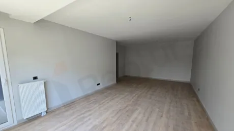 Geniş ve aydınlık bir oturma odasının iç mekan görünümü.
