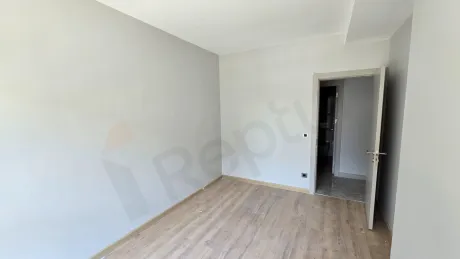 Modern tasarımlı, geniş ve aydınlık bir yatak odası görseli.