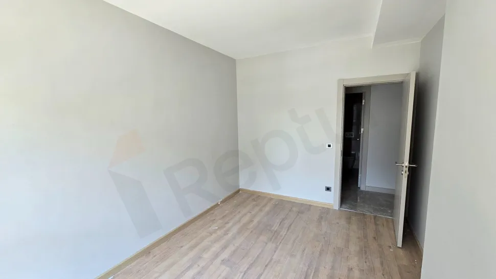 Modern tasarımlı, geniş ve aydınlık bir yatak odası görseli.