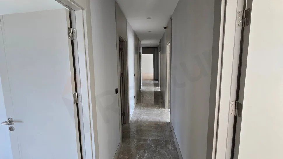 Modern mimariye sahip lüks bir konut projesinin dış cephe ve bina görünümü.