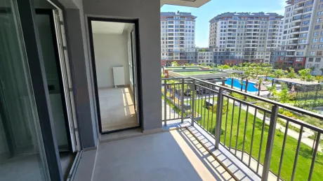 İstanbul Beylikdüzü'nde yer alan modern 4+1 dairenin geniş ve ferah balkon görünümü.