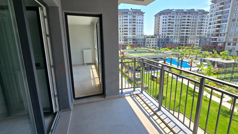 İstanbul Beylikdüzü'nde yer alan modern 4+1 dairenin geniş ve ferah balkon görünümü.
