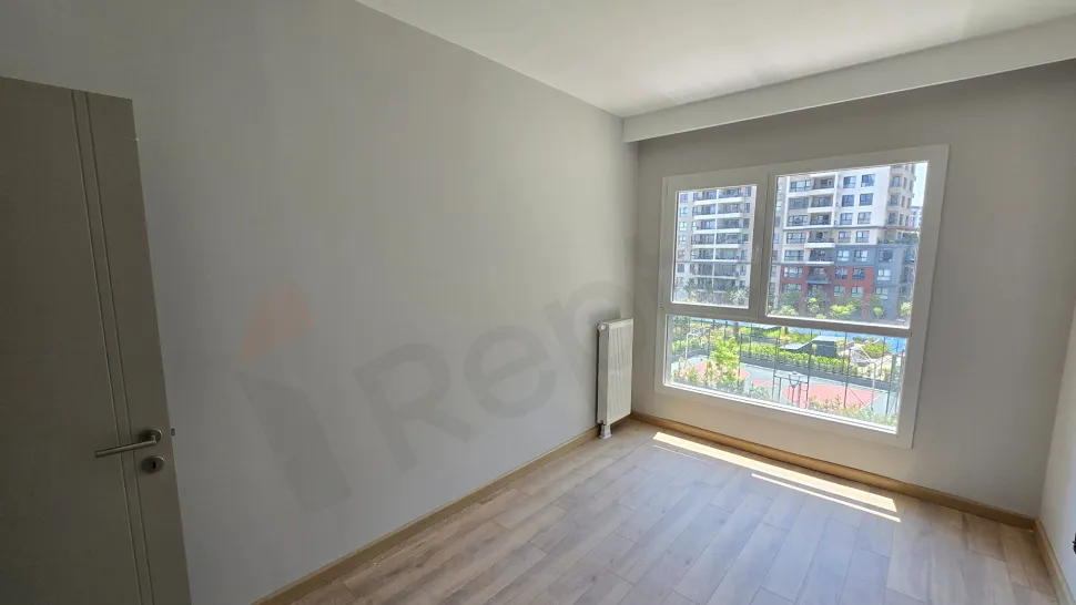 Beylikdüzü modern ve geniş tasarımlı aydınlık yatak odası alanı