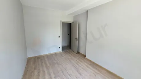 Modern ve aydınlık tasarıma sahip geniş bir yatak odası görünümü.