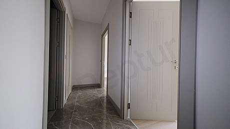 Aydınlık ve geniş koridorun iç mekan fotoğrafı.