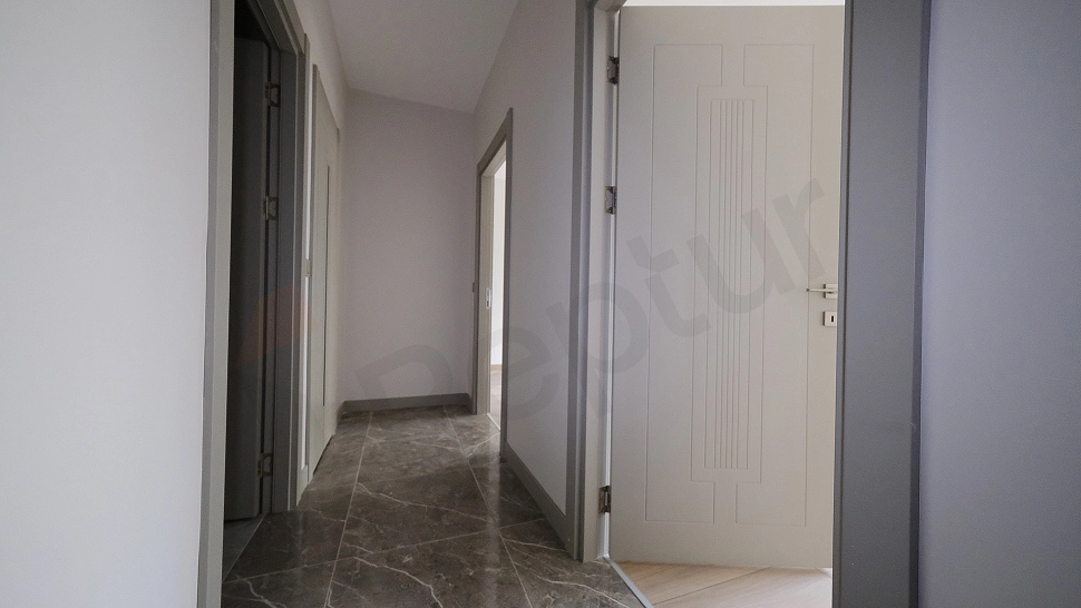 Aydınlık ve geniş koridorun iç mekan fotoğrafı.