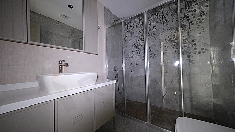 Modern tasarımlı banyo.