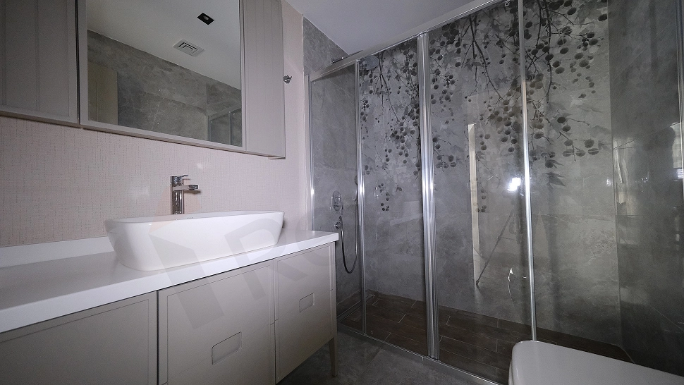 Modern tasarımlı banyo.