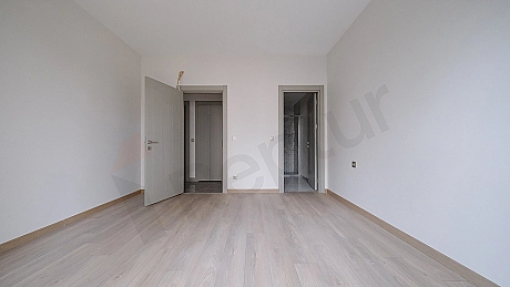 Aydınlık ve modern yatak odası görseli.