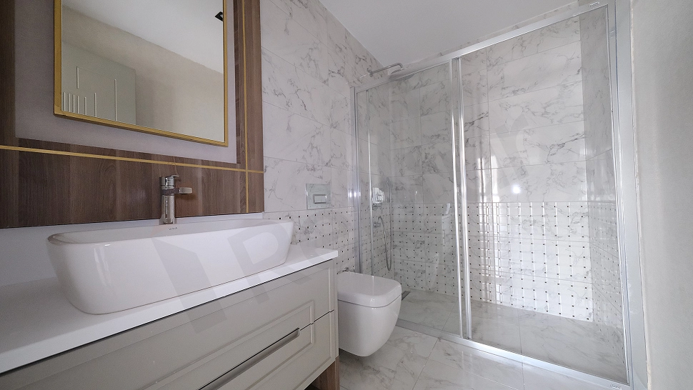Modern tasarımlı banyo iç mekan görüntüsü.