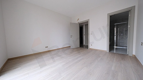 Aydınlık ve modern yatak odası görseli.