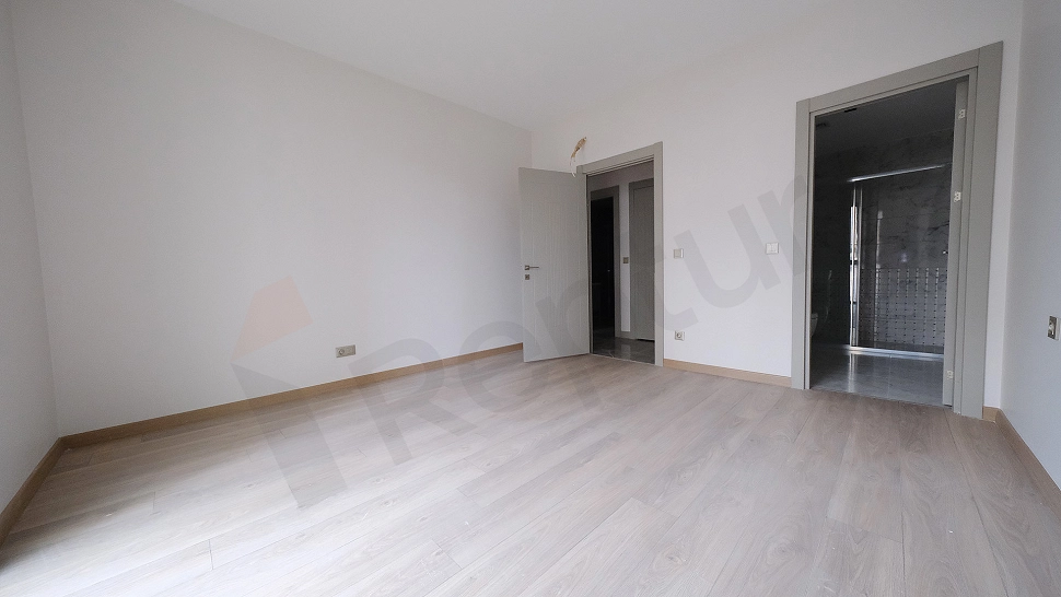 Aydınlık ve modern yatak odası görseli.