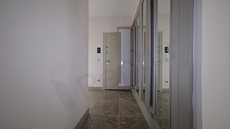 Zeytinburnu'nda satılık eşyasız 2+1 dairenin koridor fotoğrafı.