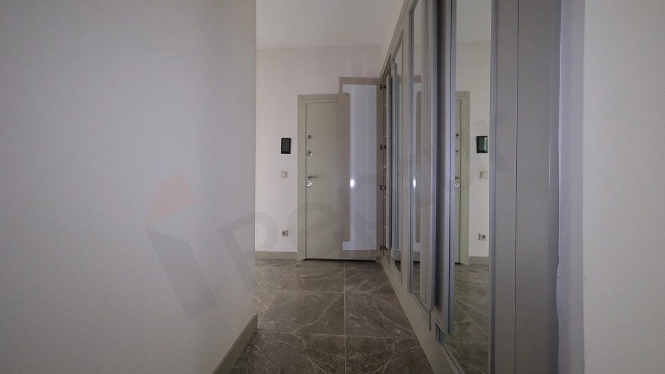 Zeytinburnu'nda satılık eşyasız 2+1 dairenin koridor fotoğrafı.