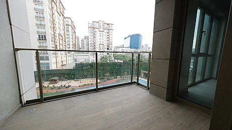 Geniş balkonlu modern daire fotoğrafı.