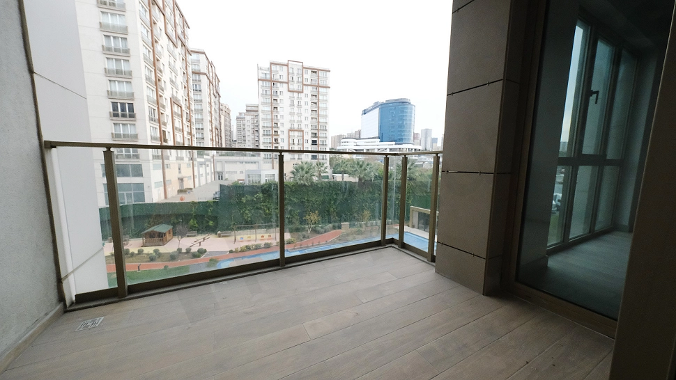 Geniş balkonlu modern daire fotoğrafı.