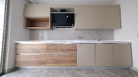 Modern mutfak tezgahı ve dolapları detayı.