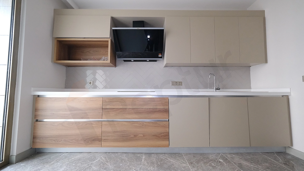 Modern mutfak tezgahı ve dolapları detayı.