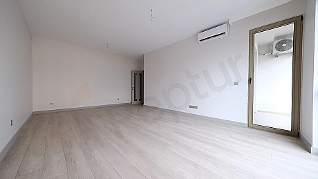 Aydınlık ve modern oturma odası iç mekanı.