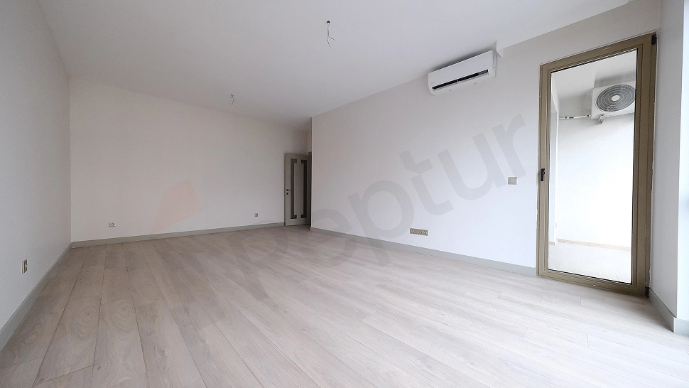 Aydınlık ve modern oturma odası iç mekanı.