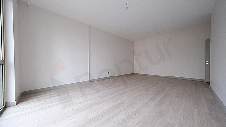 Aydınlık ve ferah oturma odası.