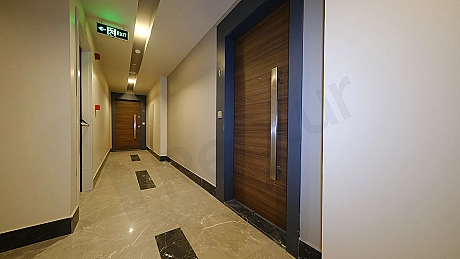Aydınlık daire giriş holü.