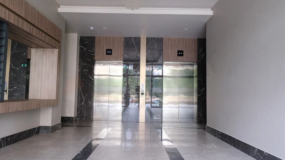 Modern asansör kabini iç mekanı, paslanmaz çelik detaylar ve aydınlatma