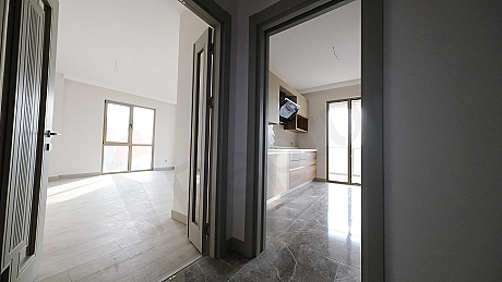 Modern mutfak tezgahı ve dolapları detayı.