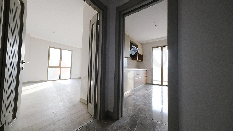 Modern mutfak tezgahı ve dolapları detayı.