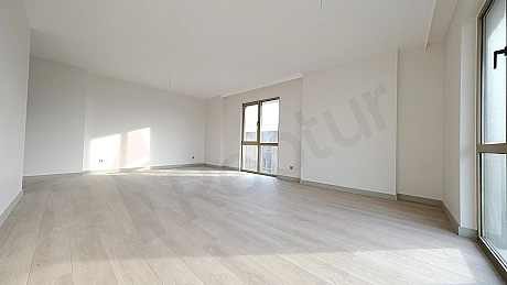 Aydınlık ve geniş oturma odası.