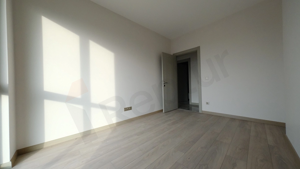 Eşyasız yatak odası görseli.