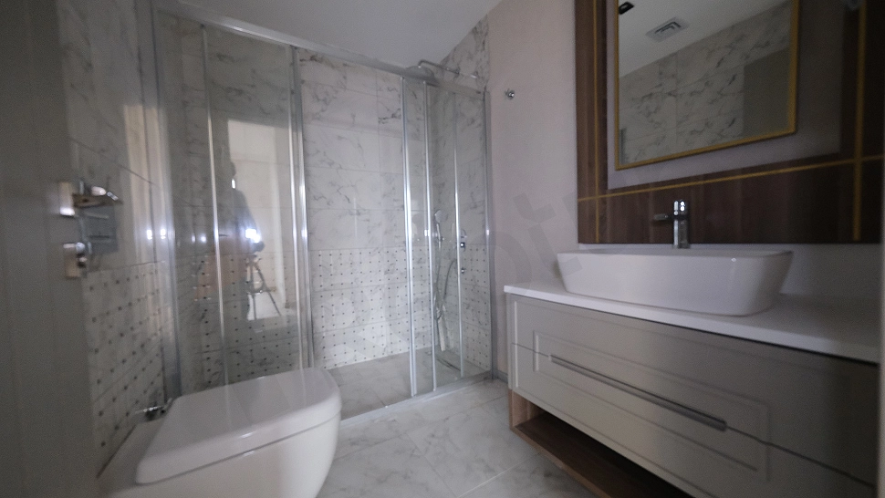 Modern tasarımlı, aydınlık ve ferah bir banyo.