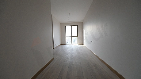 Aydınlık ve modern yatak odası görseli.