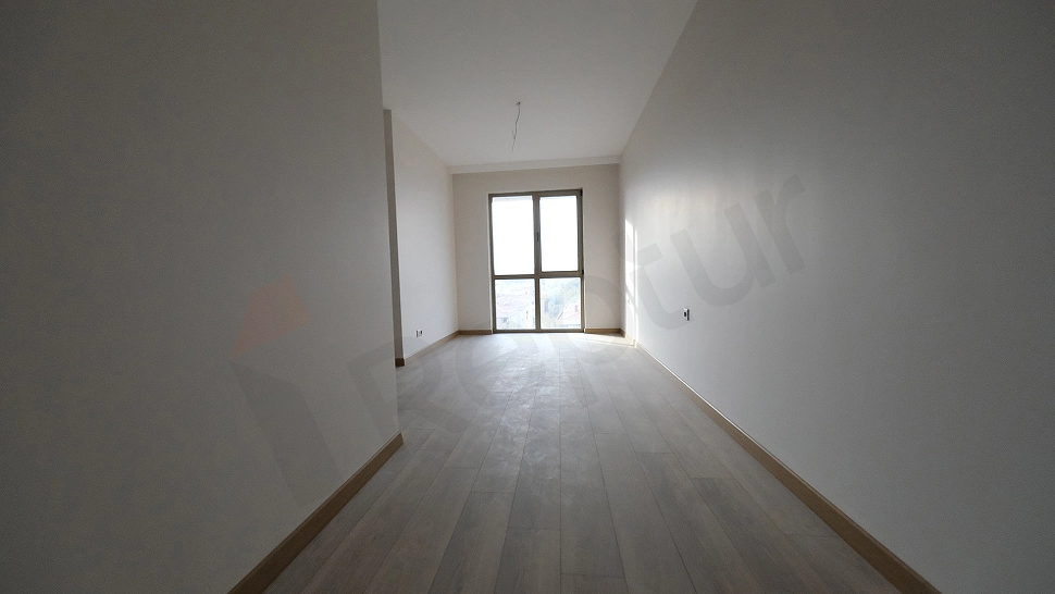 Aydınlık ve modern yatak odası görseli.