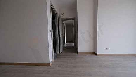 Aydınlık ve ferah yatak odası görseli.