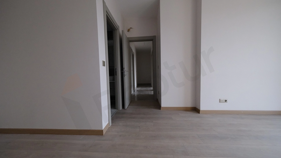 Aydınlık ve ferah yatak odası görseli.