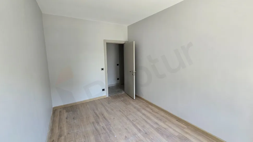Modern tasarımlı, geniş ve ferah bir yatak odasının iç mekan görünümü.