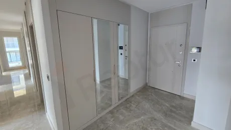 Modern ve geniş bir dairenin giriş alanı ve antre bölümü.
